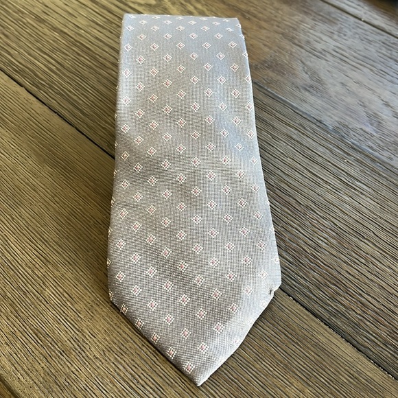 Michael Kors Gray with Light Pink Dotted Squares Print Silk Mens Tie - Picture 3 of 6